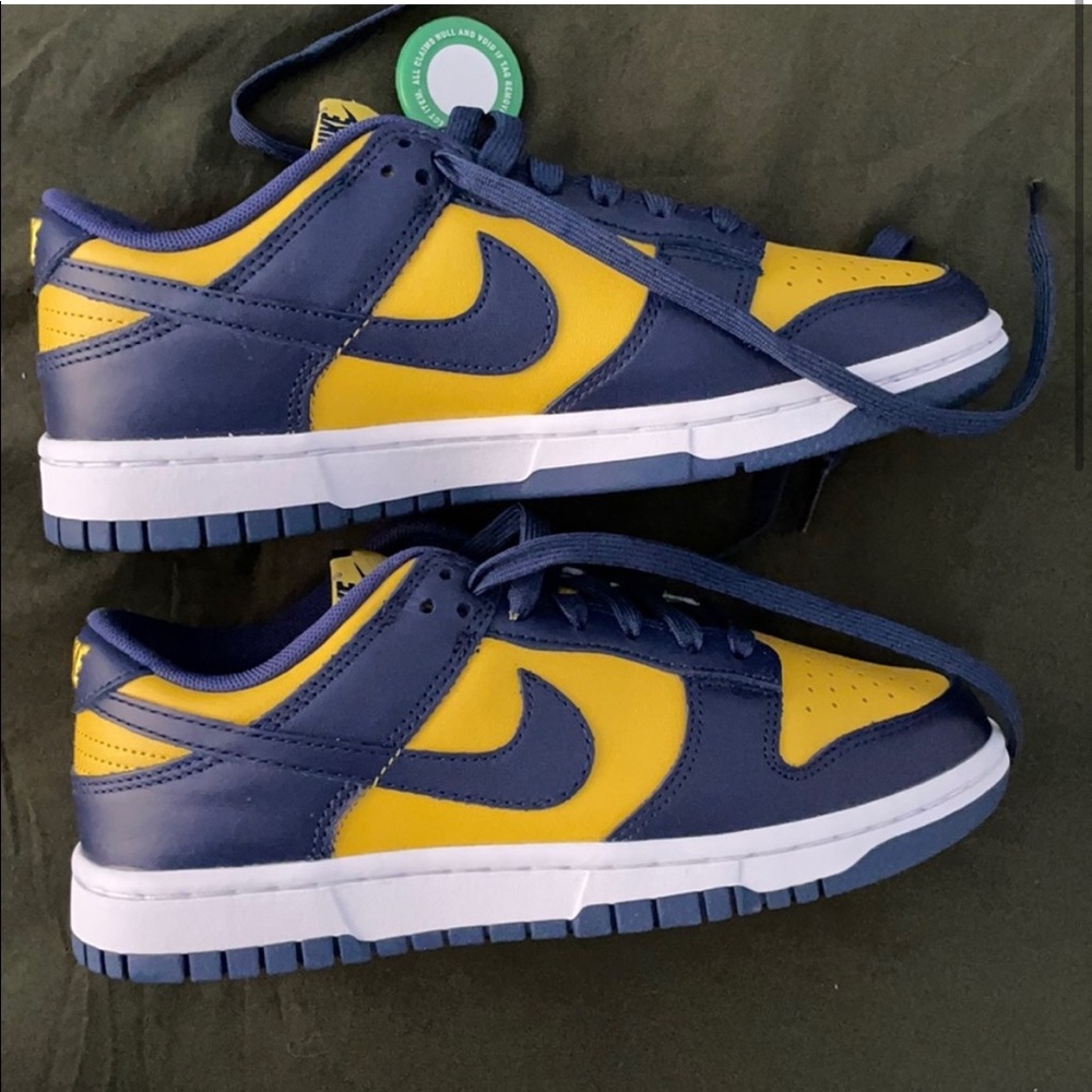 Michigan Nike dunks - Picture 2 of 4